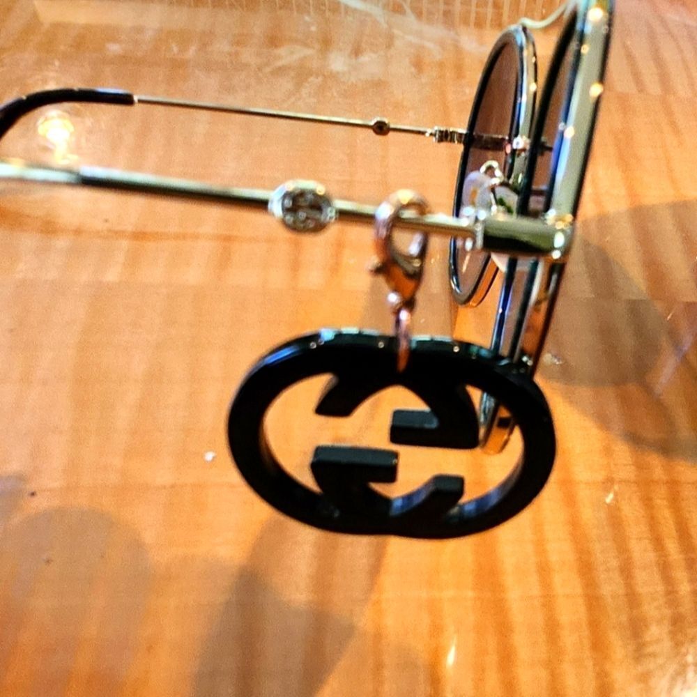 Gucci Black Logo Pendant with Gold Clasp - Picture 2 of 8